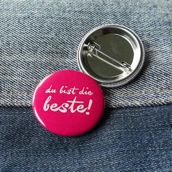 Ansteckbutton du bist die beste! auf Jeans mit Rückseite